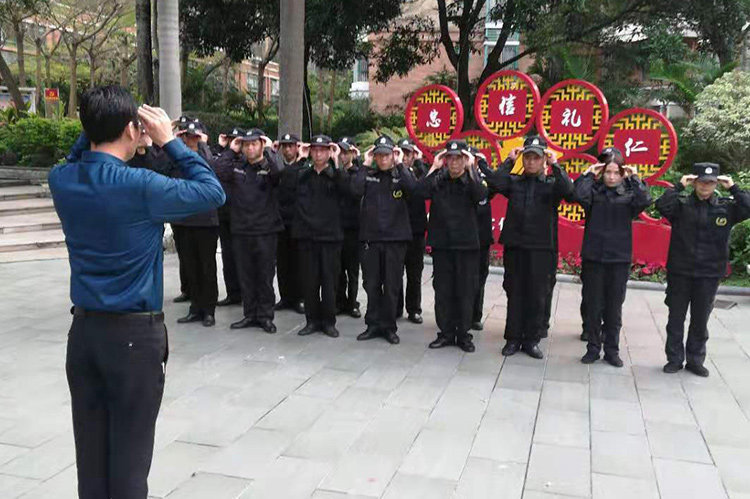 组织军事队列训练